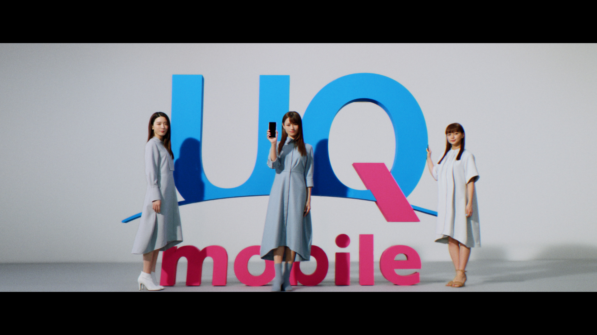 UQ mobile 「歩く人 抽象空間」篇